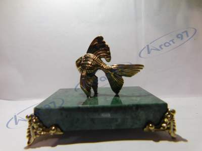 Статуэтка Рыбки из бронзы на зеленом камне
